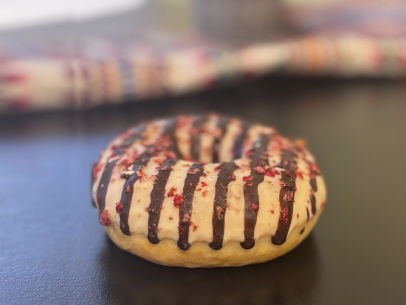 Клубничный пончик в шоколадной глазури