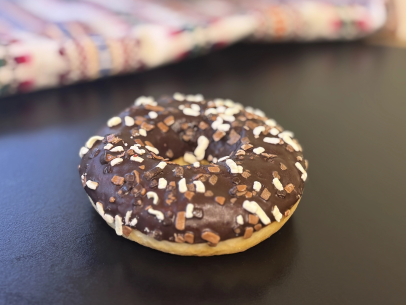 Пончик с шоколадной начинкой