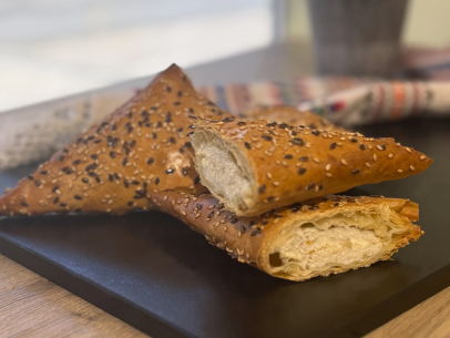 Треугольник из вытяжного теста с брынзой