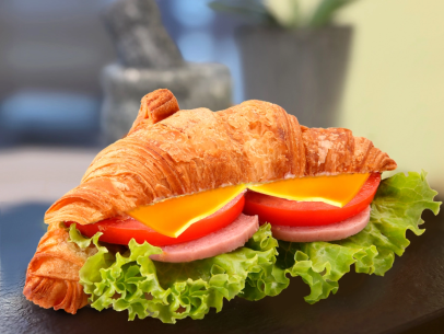 круассан с ветчиной